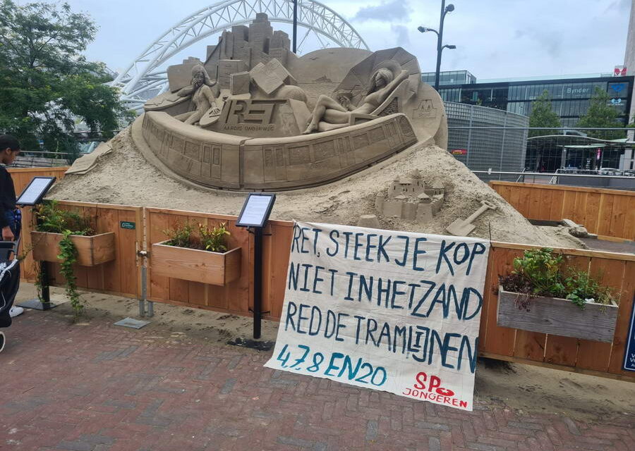 SP Jongeren Rotterdam maakt statement bij zandkasteel RET
