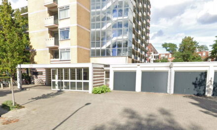 Agressieve man vernielt toegangsdeur van appartementencomplex Robert Baeldestraat