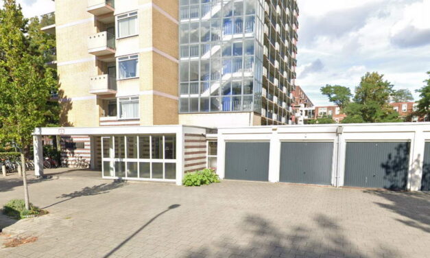 Agressieve man vernielt toegangsdeur van appartementencomplex Robert Baeldestraat