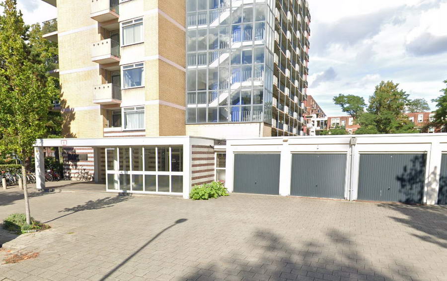 Agressieve man vernielt toegangsdeur van appartementencomplex Robert Baeldestraat