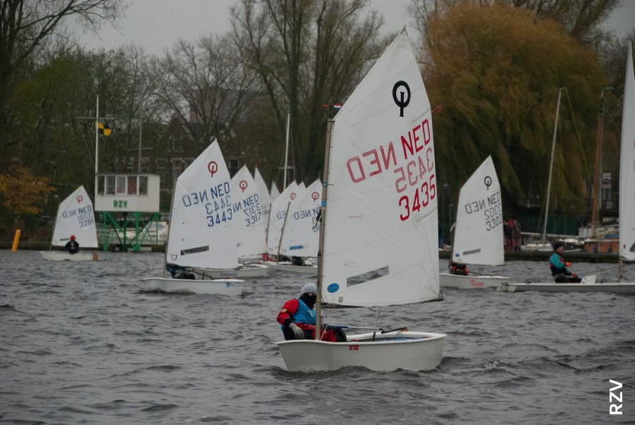 Zeilen voor een boterletter op de Kralingse Plas