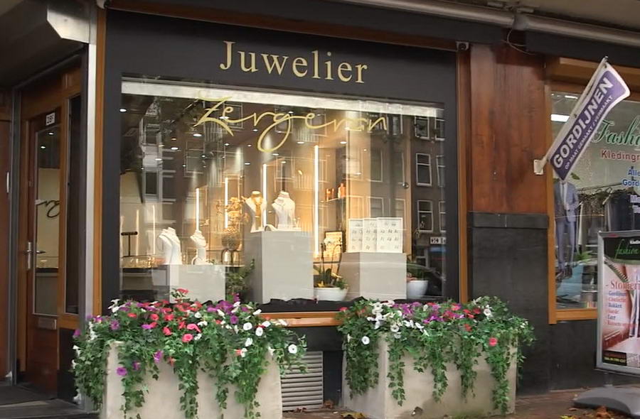 Man meldt zich bij politiebureau na overval op juwelier op de Vlietlaan