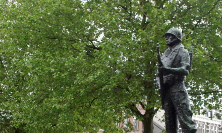 Herdenking en kranslegging bij Mariniersmonument