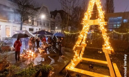 Samen rond een kerstboom van resthout in Kralingen