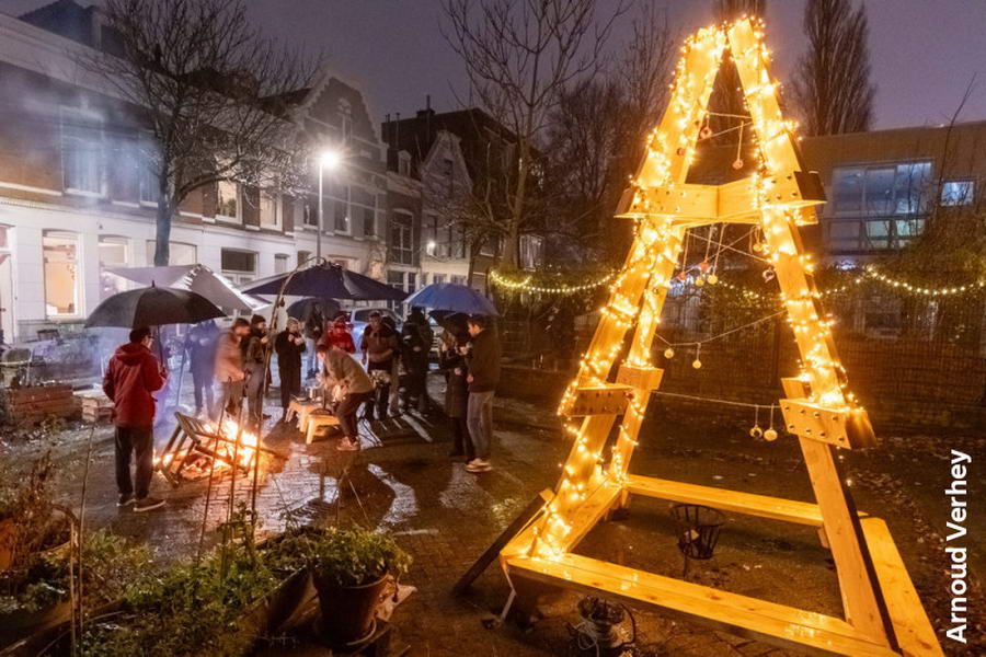 Samen rond een kerstboom van resthout in Kralingen