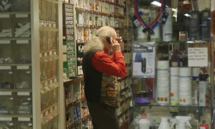 Crooswijker Joop Voerman sluit zijn historische lampenwinkel aan de Crooswijkseweg
