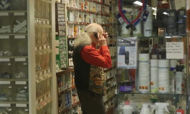 Crooswijker Joop Voerman sluit zijn historische lampenwinkel aan de Crooswijkseweg