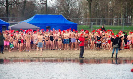 Rotterdammers doen Nieuwjaarsduik in Kralingse Plas