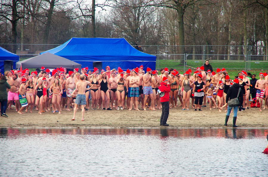 Rotterdammers doen Nieuwjaarsduik in Kralingse Plas