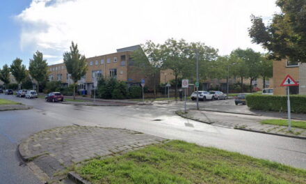 Twee auto’s in berm beland door botsing Jacques Dutilhweg