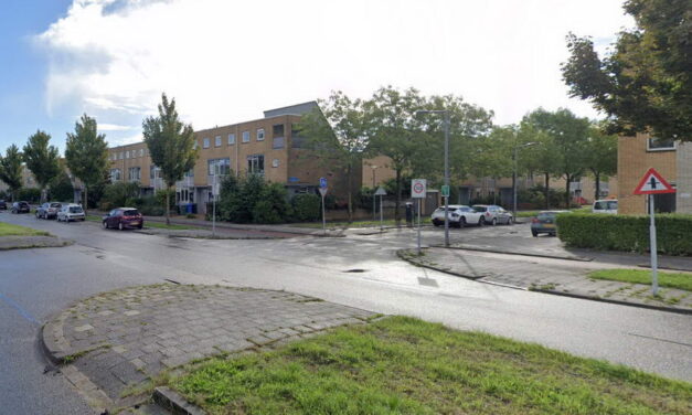 Twee auto’s in berm beland door botsing Jacques Dutilhweg