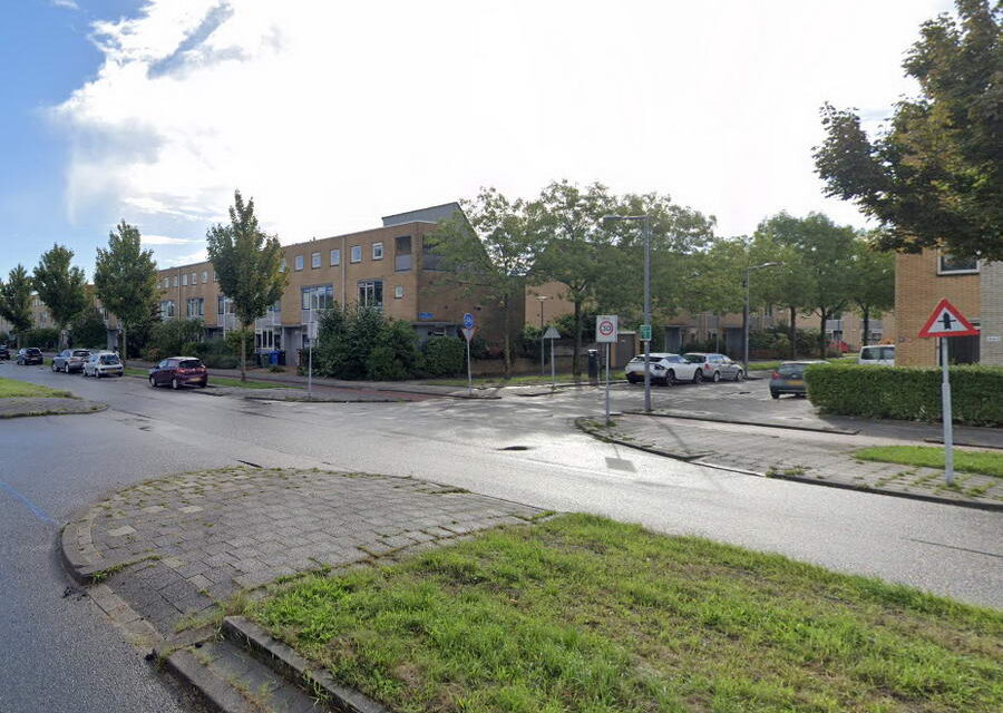 Twee auto’s in berm beland door botsing Jacques Dutilhweg