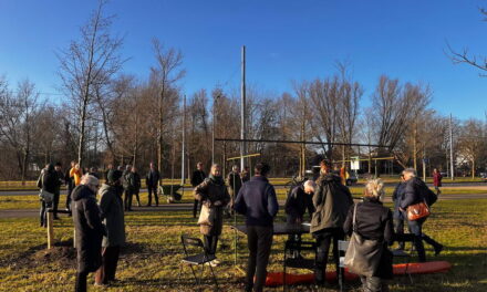 Bomenridders  schenken 25 bomen aan Rotterdam