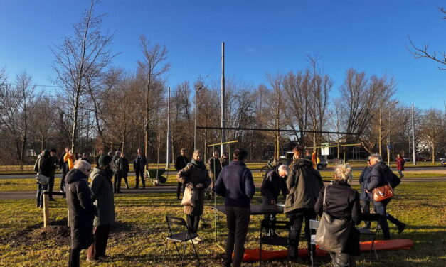 Bomenridders  schenken 25 bomen aan Rotterdam