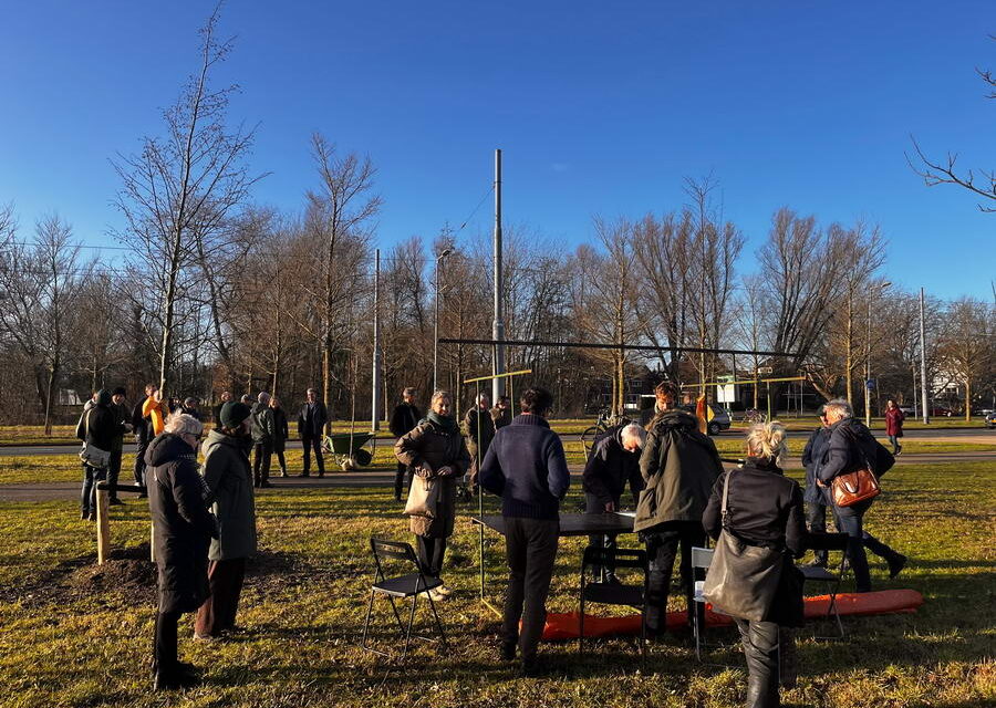 Bomenridders  schenken 25 bomen aan Rotterdam