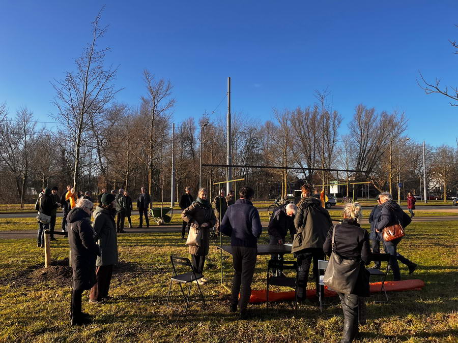 Bomenridders  schenken 25 bomen aan Rotterdam