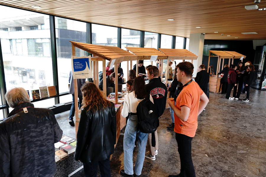Boekenmarkt bij het Rotterdamsch Leeskabinet