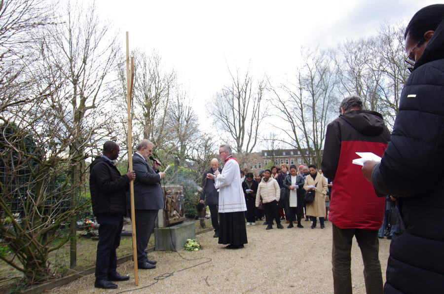 Kruisweg op de R.K. Begraafplaats St. Laurentius in Crooswijk
