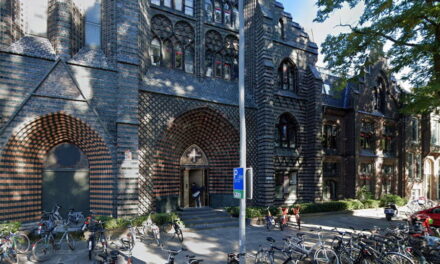 In deze kerk in Crooswijk bevindt zich het studentenhuis van Gijs