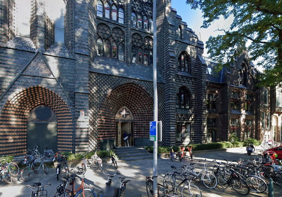 In deze kerk in Crooswijk bevindt zich het studentenhuis van Gijs