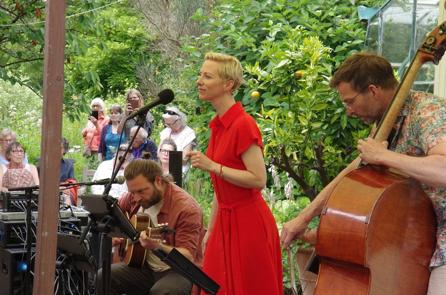 Muzikc concert met plaatselijke zangeres