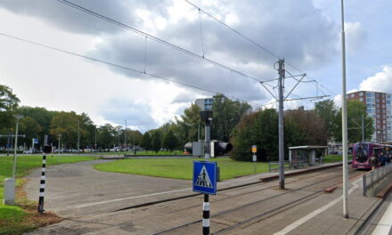Auto klem tussen verkeerspaal en tram na aanrijding op Honingerdijk