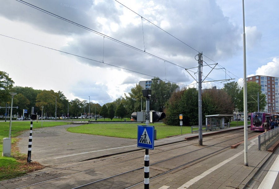 Auto klem tussen verkeerspaal en tram na aanrijding op Honingerdijk