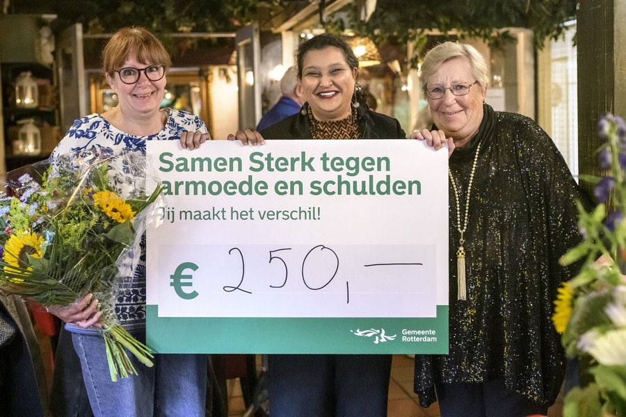 Rotterdamse Diana Veer en haar moeder beloond voor inzet tegen armoede