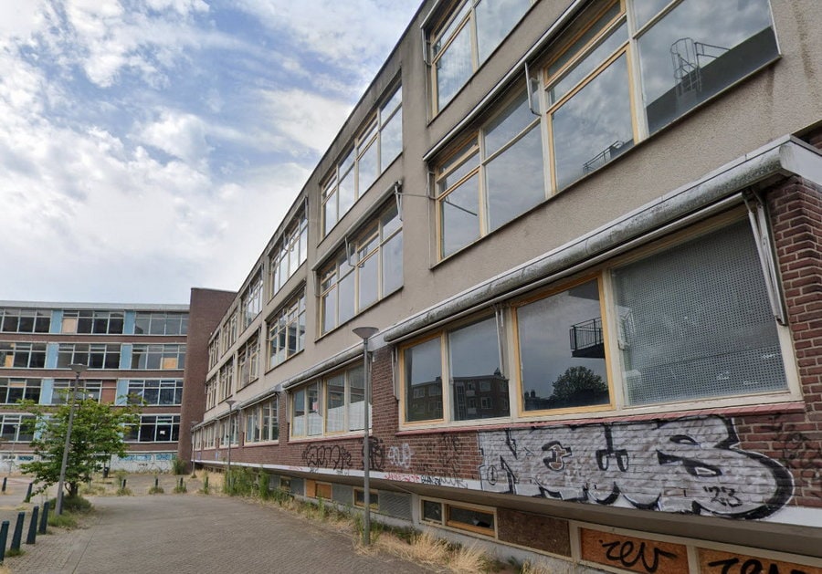 Groot schoolgebouw in Crooswijk al ruim twee jaar leeg