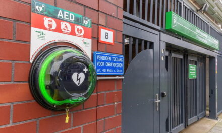 Rotterdam versterkt hartveiligheid met 17 AED’s op gemeentelijke panden