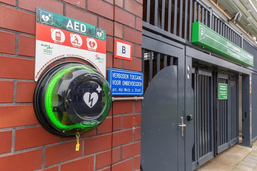 Rotterdam versterkt hartveiligheid met 17 AED’s op gemeentelijke panden