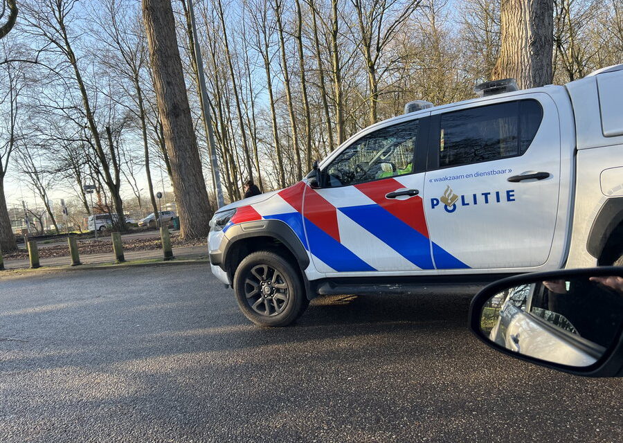 Auto belandt op z’n kant bij het Langepad Kralingen