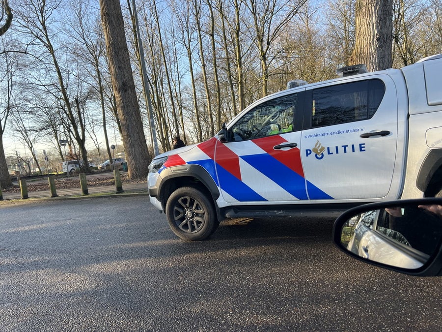 Auto belandt op z'n kant bij het Langepad Kralingen