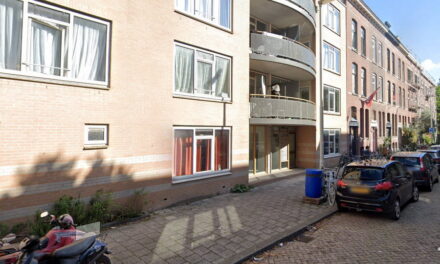 Gapend gat en waterballet in straat door lekkage Jaffadwarsstraat