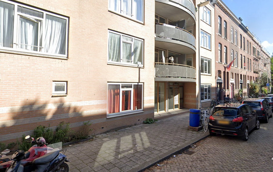 Gapend gat en waterballet in straat door lekkage Jaffadwarsstraat