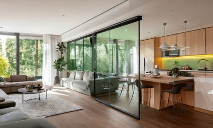 Licht, rust en efficiëntie: de voordelen van glas op kantoor en thuis