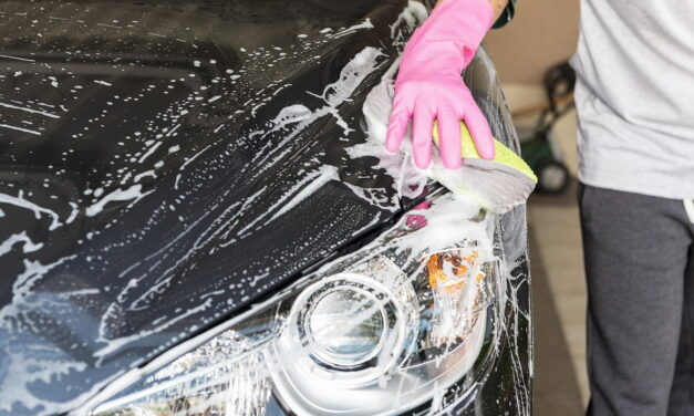 De beste manieren om je auto te wassen: tips voor een stralend schone auto