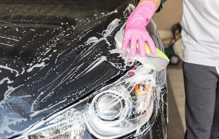 De beste manieren om je auto te wassen: tips voor een stralend schone auto