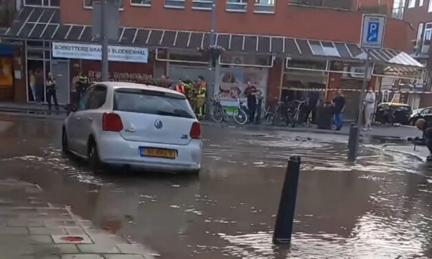 Gesprongen waterleiding zet straat blank aan de Crooswijkseweg