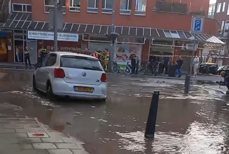 Gesprongen waterleiding zet straat blank aan de Crooswijkseweg
