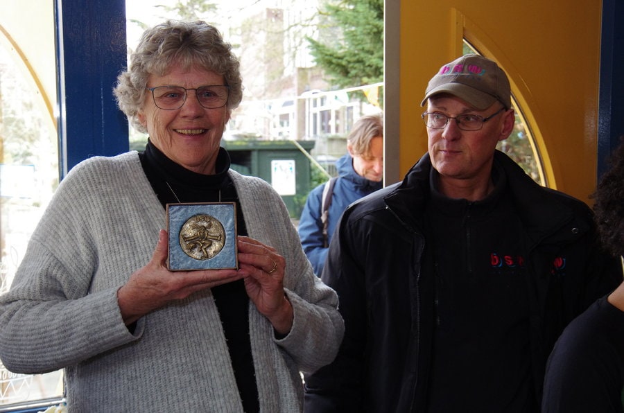 BSW bronzen erepenning voor Wil Plomp